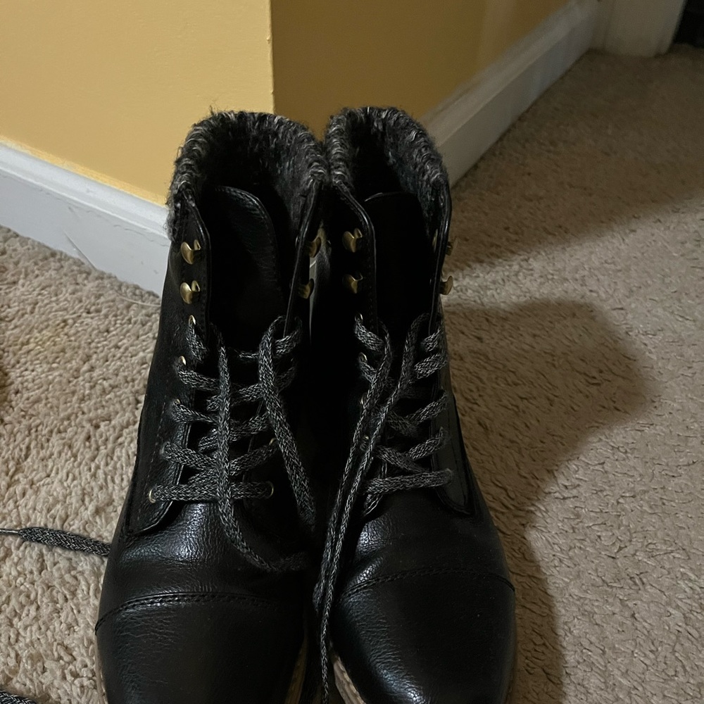 Black boots size 7.5 gently worn